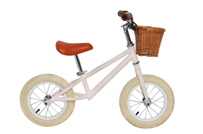 Výrobca bicyklov pre dospelých a deti predstavuje charakteristiky bicyklov vyváženia